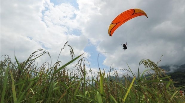 The paragliding festival opens in Mu Cang Chai district on September 21. (Photo: laodong.vn)