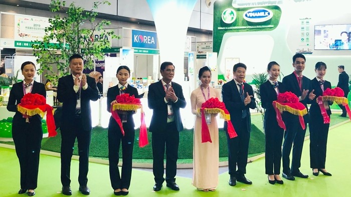 The opening of the Vinamilk booth at the expo
