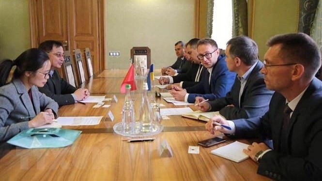 The meeting between the Vietnamese Embassy delegation and Lviv Oblast (Photo: VNA)