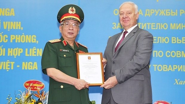Russian Ambassador to Vietnam Vnukov Konstantin Vasilievich (R) presents the award decision to Deputy Defence Minister Sen. Lt. Gen. Nguyen Chi Vinh (Photo: VNA)
