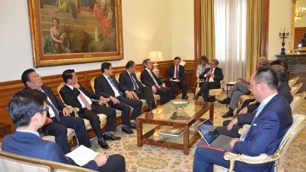 The meeting between the CPV delgation and Vice President of the Portuguese parliament Jorge Lacao (Photo: VNA)