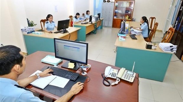 Officials of Quang Binh Provincial Customs Department process information through the VNACCS/VCIS software system. (Photo: VNA)