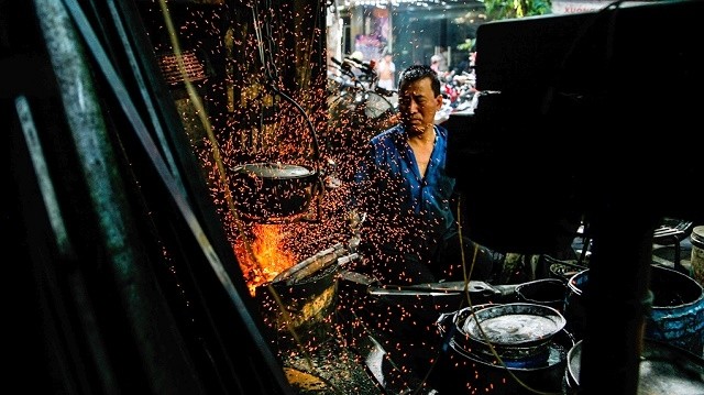 In his workshop of just 4 meters squared, Nguyen Phuong Hung is the last blacksmith who has ceaselessly worked to maintain the traditional craft of iron forging (Photo: zing.vn)