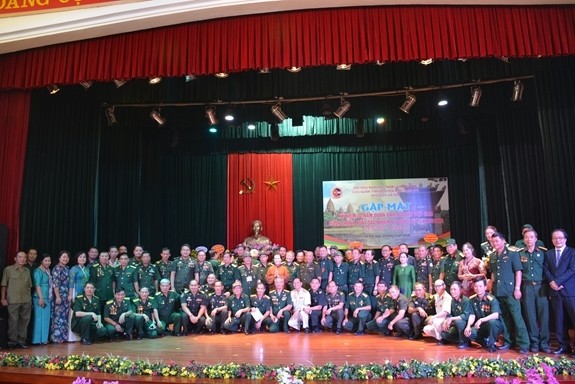 Delegates pose for a photo at the ceremony. (Photo: qdnd.vn)