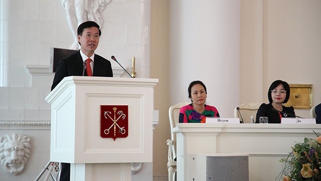 Politburo member Vo Van Thuong speaking at the seminar 