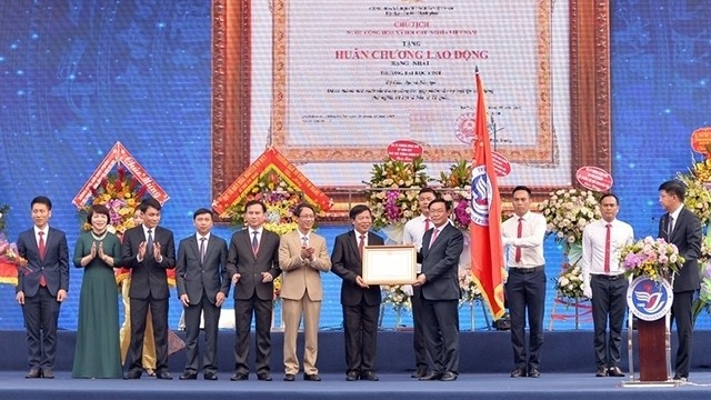 Deputy Prime Minister Vuong Dinh Hue grants the first-class Labour Order to Vinh University.
