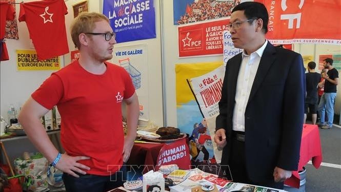 Vietnamese Ambassador to Belgium Vu Anh Quang visits the stall of the French Communist Party. (Photo: VNA)