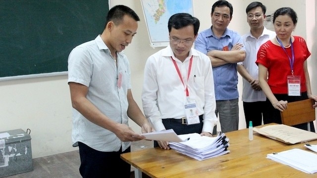 Representatives from the Steering Committee for the National High School Exam 2019 inspect examination marking at Ha Nam Province's exam venue. (Photo: NDO)