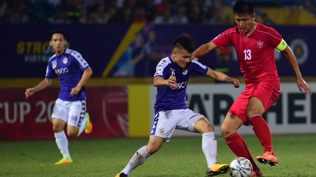 Hanoi's star Quang Hai (centre) in action with 4.25 SC’s captain Rim Chol-min during the first leg of their AFC Cup 2019 Inter-Zone Play-Off Final at Hanoi’s Hang Day Stadium on September 25. (Photo: NDO/Tran Hai)