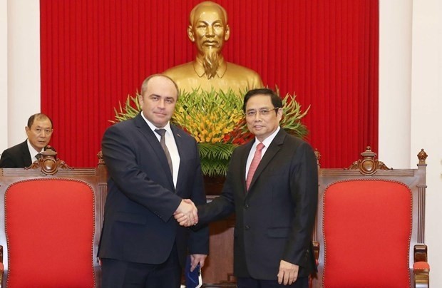 Politburo member of the Communist Party of Vietnam (CPV) Pham Minh Chinh (R) and Belarusian Deputy Prime Minister Igor Lyashenko (Photo: VNA)