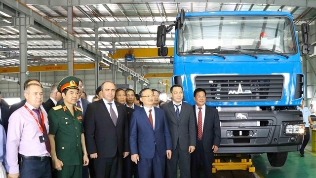 Delegates visits the Maz Asia auto manufacturing and assembling plant. (Photo: VNA)