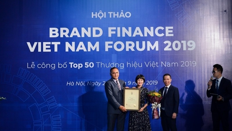 A Viettel representative receives a certificate from Brand Finance recognising it as the most valuable brand in Vietnam.