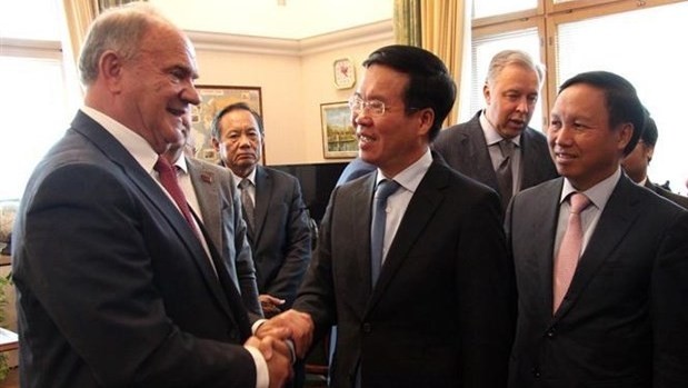 Politburo member and head of the Party Central Committee’s Commission for Communication and Education Vo Van Thuong (centre) shakes hands with Chairman of Communist Party of the Russian Federation Gennady Zyuganov (Photo: VNA)