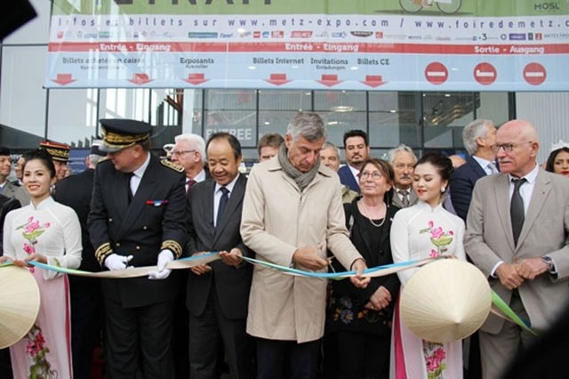Vietnamese Ambassador to France Nguyen Thiep (third from left) and French local leaders cut the ribbon to launch the  Metz International Fair 2019.