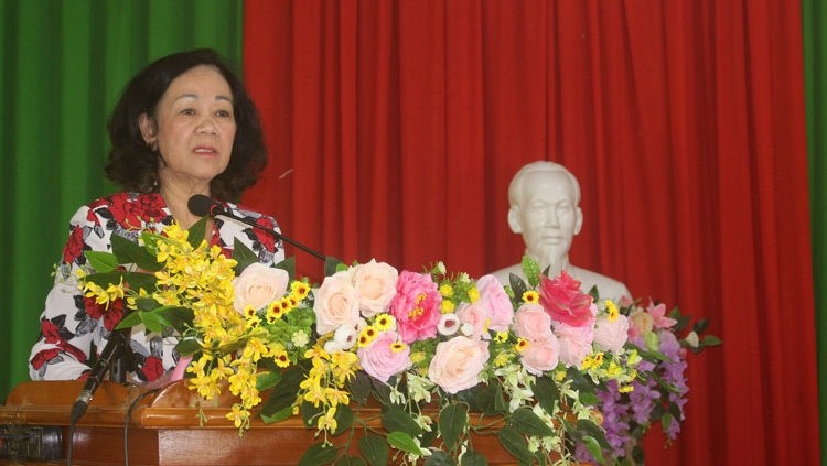 Politburo member Truong Thi Mai speaks at the meeting with voters in Hoa Trung commune, Di Linh district, Lam Dong province on September 27. (Photo: danvan.vn)
