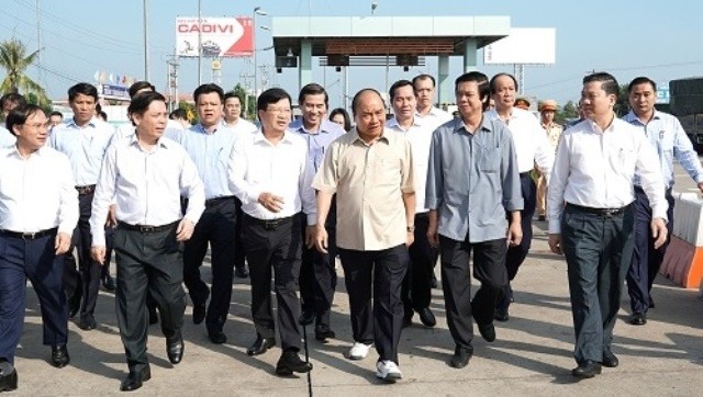 PM Nguyen Xuan Phuc (third from right) surveys the construction site of Trung Luong - My Thuan Expressway. (Photo: VGP)