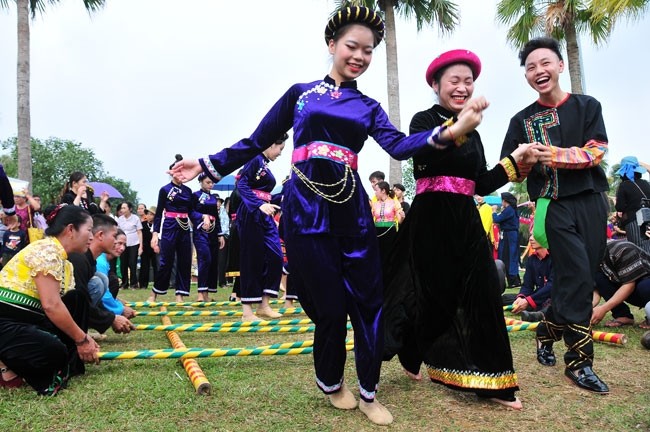 Ethnic people excitingly join bamboo pole dance in the village (Photo: dangcongsan.vn)