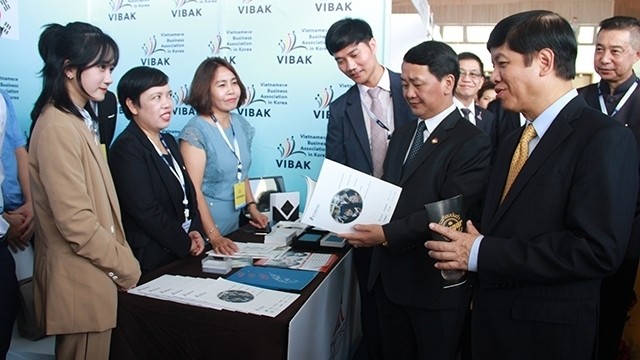 Delegates tour in the pavilions of the Vietnam Business Association in the Republic of Korea (VIBAK) at the conference.