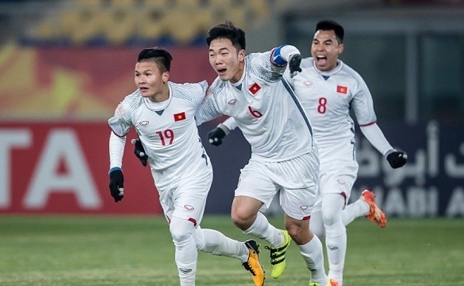 Quang Hai (no. 19) and his Vietnamese teammates deliver a brilliant display at the 2018 AFC U23 Championship in Changzhou, China.  