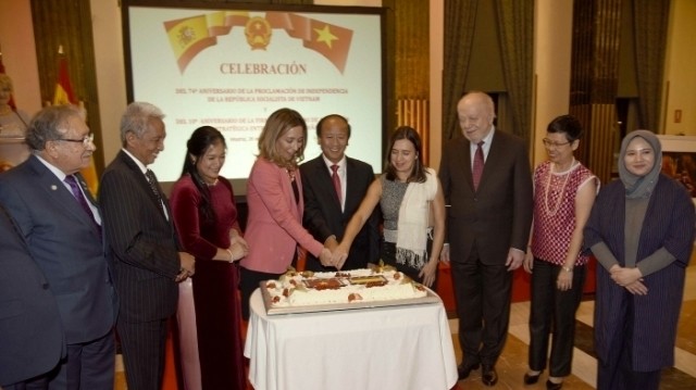 Delegates cut into a cake to mark the opening of the ceremony. (Photo: Vietnamese Embassy in Spain)