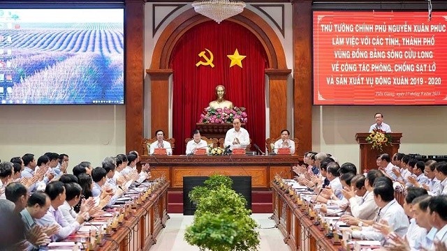 PM Nguyen Xuan Phuc holds a working session with leaders of 13 regional cities and provinces in Tien Giang province on September 27 (Photo: dangcongsan.vn)