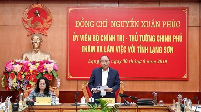 PM Nguyen Xuan Phuc speaks at the working session with Lang Son province's leaders on September 30. (Photo: VGP)