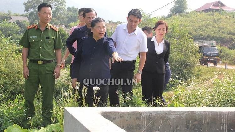 Standing Vice Chairwoman of the National Assembly Tong Thi Phong surveys public works in Van Ho district. (Photo:quochoi.vn)