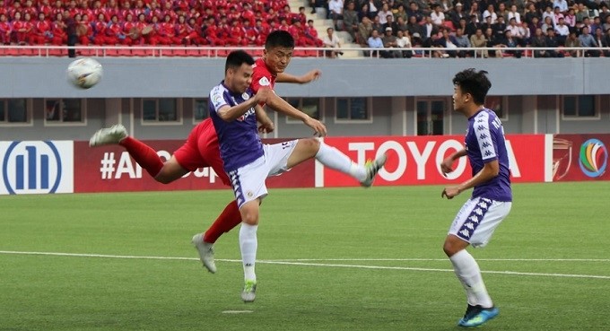 Hanoi FC midfielder Pham Duc Huy (C) in action with a 4.25 SC player during their match at Kim Il-sung Stadium in Pyongyang on October 2. (Photo: DPR Korea Football Association)