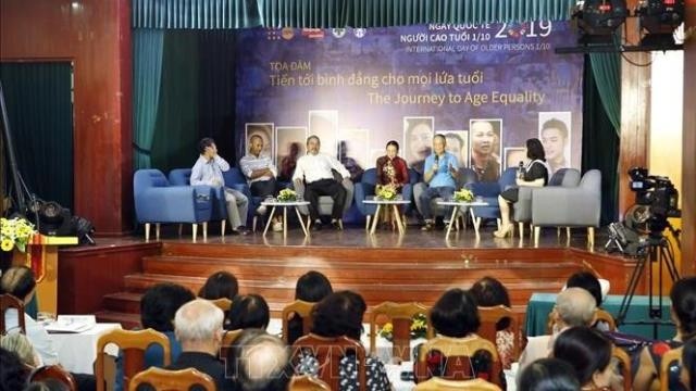 The panel which are made up of celebrities, artists and experts from three groups of people over sixty, forty and twenty years old discuss challenges and opportunities of an aging population during the inter-generational forum, held in Hanoi on September 30, 2019. (Photo: VNA)