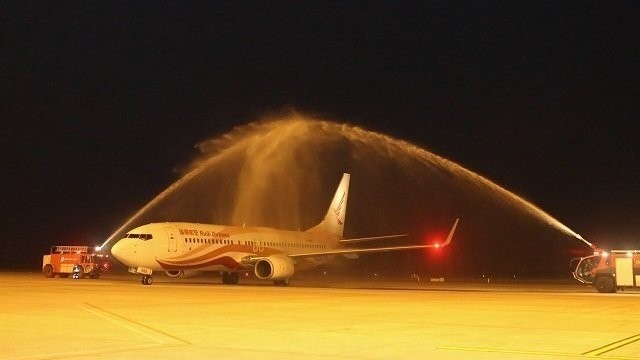 The first flight on the Hai Phong – Kunming air route was greeted by a water cannon salute on arrival. (Photo: thanhphohaiphong.gov.vn)
