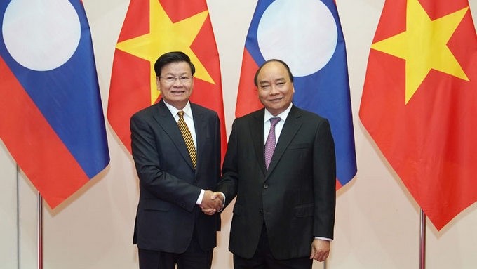 PM Nguyen Xuan Phuc (right) receives Lao PM Thongloun Sisoulith on June 1, 2019. (Photo: VGP)