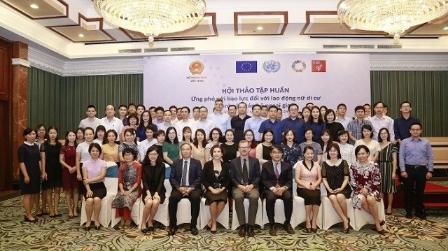 Diplomats and delegates join a group photo at the seminar opening in Hanoi on October 1, 2019. (Photo: baoquocte.vn)