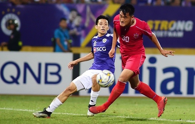 Hanoi FC’s captain Nguyen Van Quyet (L) in action with 4.25 SC’s An Song-il during the first leg of their AFC Cup 2019 Inter-Zone Final at Hanoi’s Hang Day Stadium on September 25. (Photo: NDO/Tran Hai)