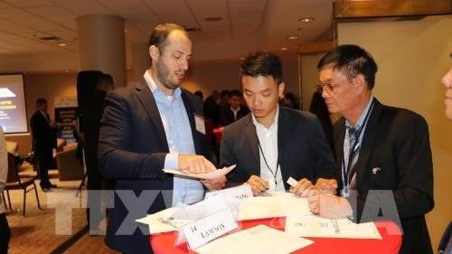 A discussion between Vietnamese and Canadian enterprises (Photo: VNA)