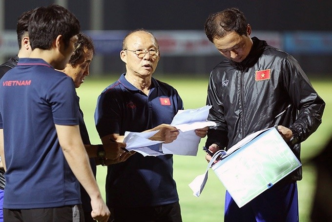 Head coach Park Hang-seo (C) announces the final 25-member Vietnam squad for the upcoming World Cup qualifiers against Malaysia and Indonesia. (Photo: Vietnam Football Federation)