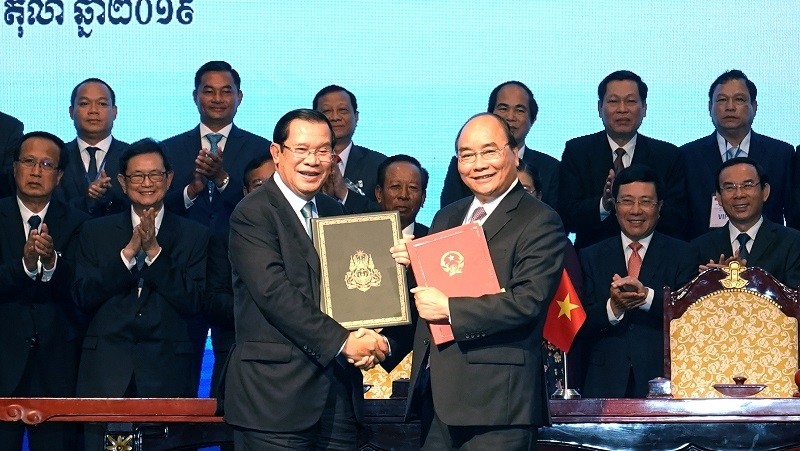Prime Minister Nguyen Xuan Phuc and his Cambodian counterpart Hun Sen at the conference (Photo: VGP)