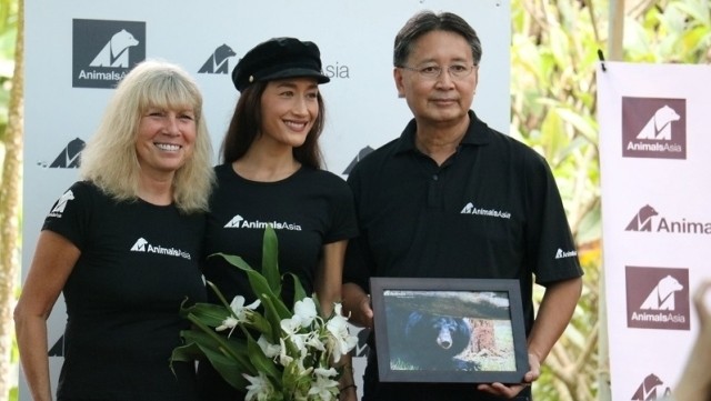 Vietnamese-American actor Maggie Q (C) visits the Vietnam Bear Rescue Centre and names a bear.