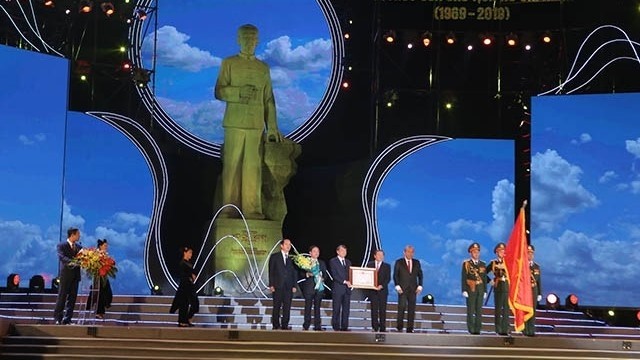 Deputy PM Truong Hoa Binh presents Independence Order, first class, to Cao Bang province. 