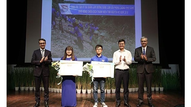 Members of the youth union of Nghia Binh commune, Tan Ky district, Nghe An province receive the contest's first prize (Photo: NDO)