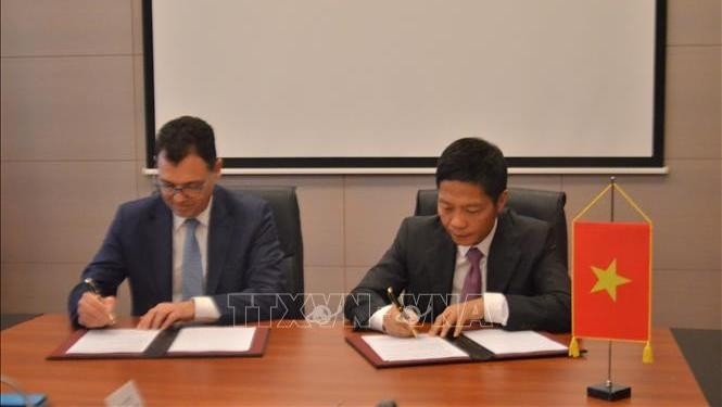 Vietnamese Minister of Industry and Trade Tran Tuan Anh and Romanian Minister for Business Environment, Commerce and Entrepreneurship Stefani Radu Oprea (Photo: VNA)
