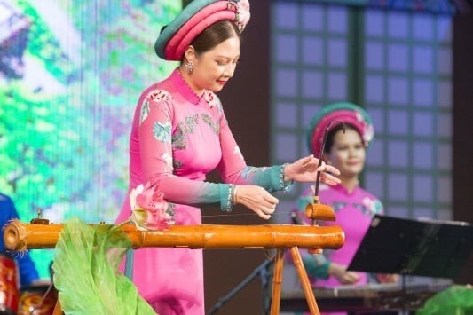A musical instrument performance of Vietnamese Meritorious Artist Nguyen Thi Le Giang from the Vietnam National Academy of Music at the festival. (Photo: VOV)