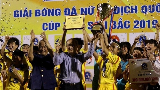HCM City 1 players celebrate their championship trophy. (Photo: VFF)