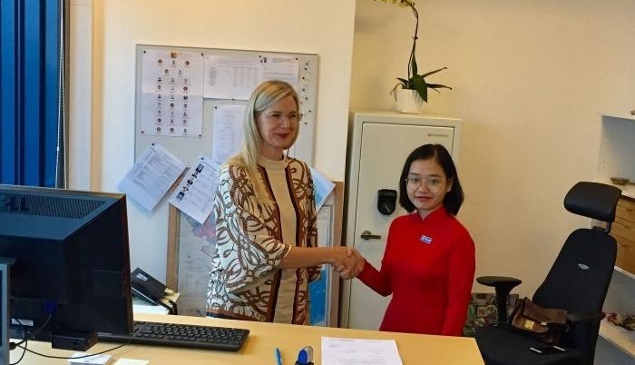 Swedish Ambassador to Vietnam Ann Mawe (R) and the female student of the Hanoi National University of Education 