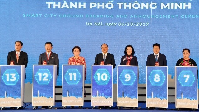 Prime Minister Nguyen Xuan Phuc (C) attends the groundbreaking ceremony of the first smart city project in Hanoi on October 6, 2019. (Photo: NDO/Tran Hai)