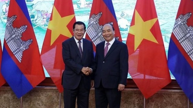 PM Nguyen Xuan Phuc (right) and his Cambodian counterpart Samdech Techo Hun Sen (Photo: VOV)