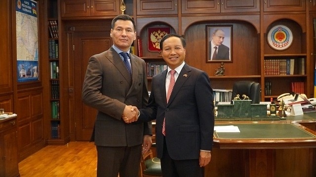 Vietnamese Ambassador to Russia Ngo Duc Manh (R) poses with Head of Kalmykia Batu Khasikov. (Photo: NDO/Que Anh)
