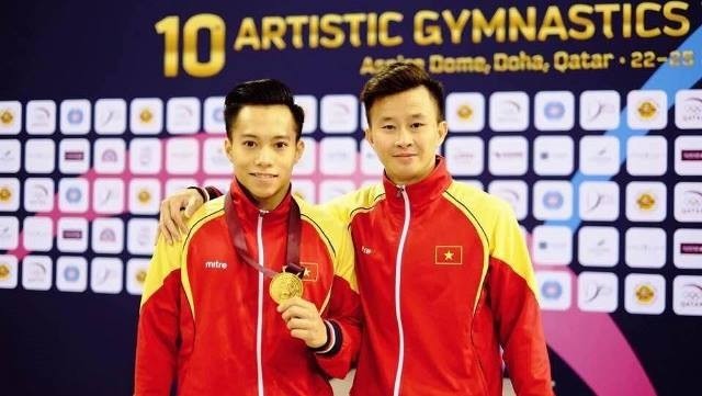 Le Thanh Tung (left) and his coach Truong Minh Sang.