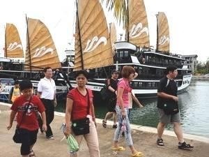 Ha Long Bay receives 11,000 tourists on New Year days