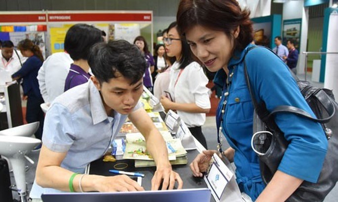 A foreign visitor asking for a tour at the 2019 Ho Chi Minh City International Travel Expo (Photo: netnews.vn)