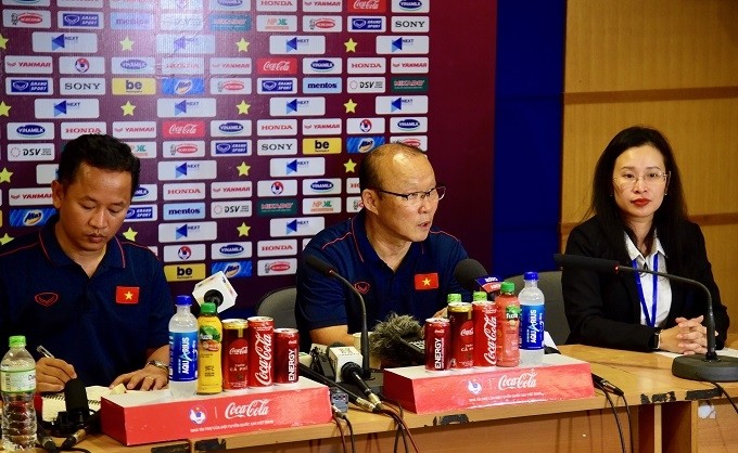 Vietnam head coach Park Hang-seo (C) answers reporters' questions after the match with Malaysia on October 10. (Photo: NDO/Tran Hai)
